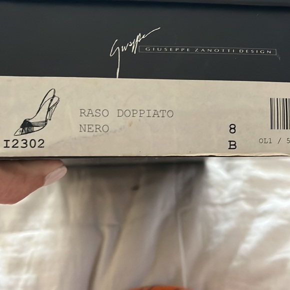 Ladies silk designer evening shoes
Heel needs repair - Picture 4 of 7